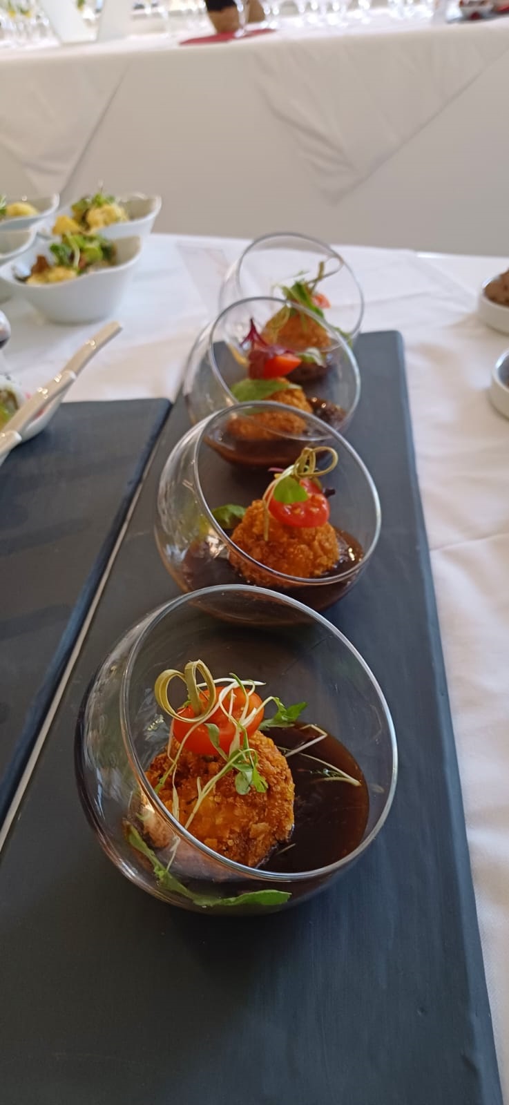 Crispy chicken and vegetable canapé presentation